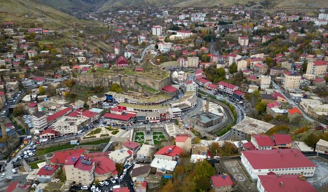 Bitlis’in tarihi çarşısında sonbahar güzelliği