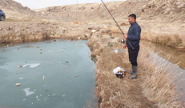 Ahlat’ta donmuş gölette balık tutma keyfi
