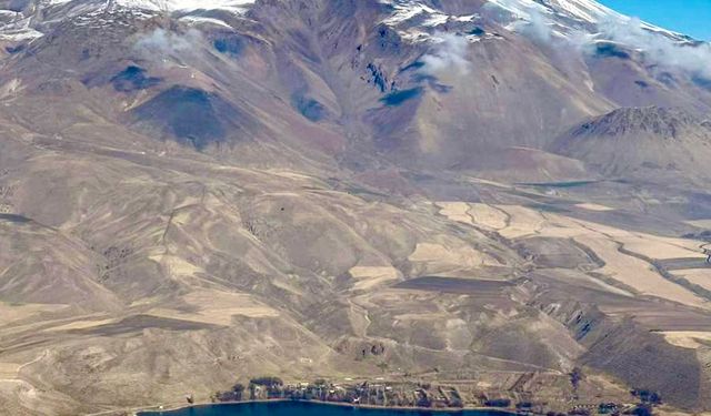 Süphan Dağı ve Aygır Gölü helikopterden görüntülendi