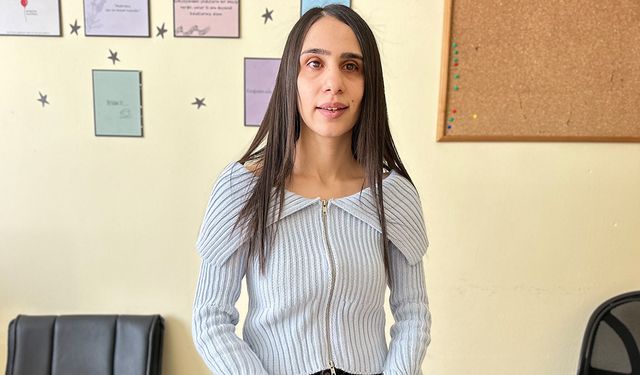 Gözleri görmüyor ama  öğrencilerine ışık oluyor