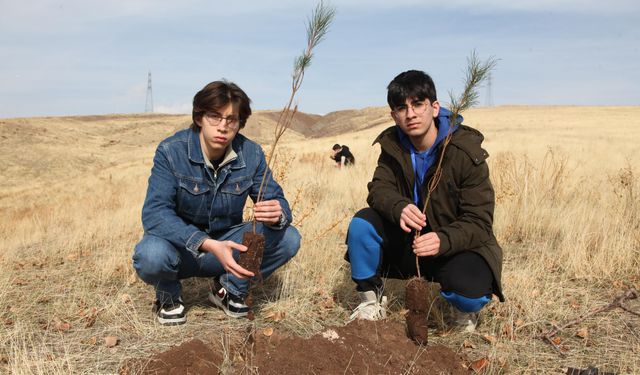 Ahlat’ta “Maziden Atiye” programı kapsamında öğrenciler fidan dikti