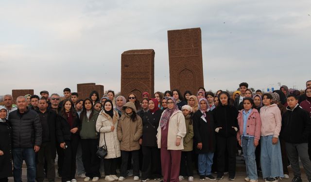 Karaisalı’dan gelen öğrenciler Ahlat’ta tarihle buluştu