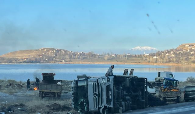 Tatvan’da virajı alamayan tır devrildi