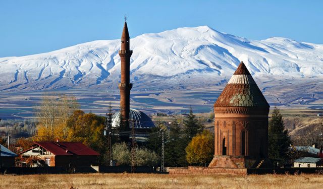 Nemrut Dağı’nın beyaz örtüsü Ahlat’ın tarihi yapılarıyla buluştu