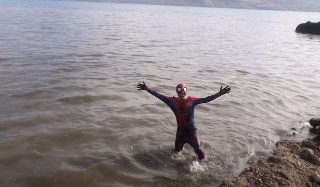 Türk Örümcek Adam Van Gölü’ne Girdi: Çekilmeye Dikkat Çekti