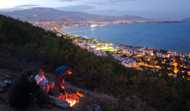 Tatvan’da şehir manzaralı kahve keyfi