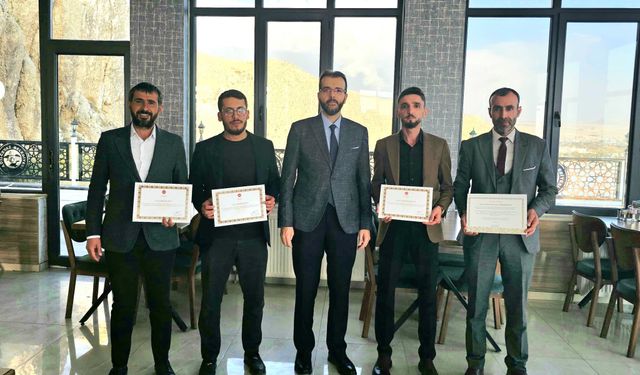 Adilcevaz’da teravihle namaz kıldıran din görevlilerine ‘Teşekkür Belgesi’