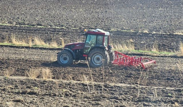 Van Gölü Kıyısında Araziler Sürülmeye Başladı