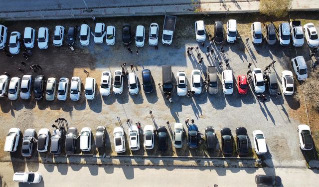 Tatvan'da açık oto pazarı yoğun ilgi görüyor