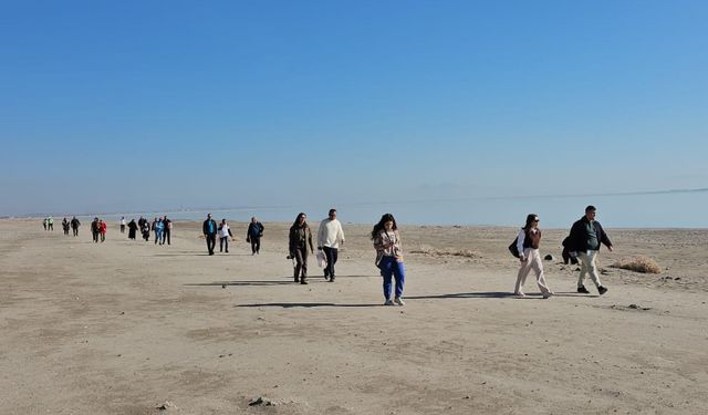 Aktivistler Arin Gölü’ndeki su çekilmesine dikkat çekti