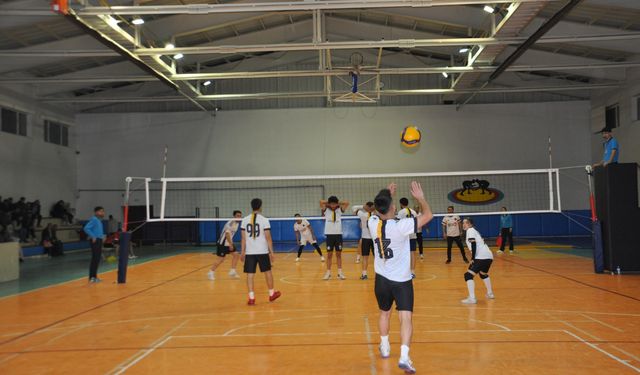 Hizan’da kurumlar arası voleybol turnuvası sona erdi