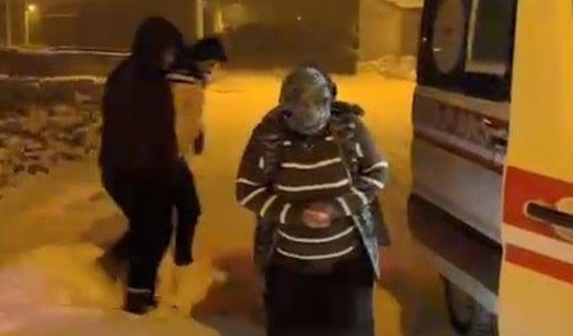 Kars'ta karla kapanan yollarda hasta için zamanla yarıştılar