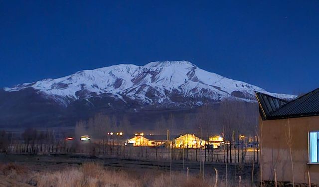 Süphan Dağı’nın maviyle buluşması mest etti