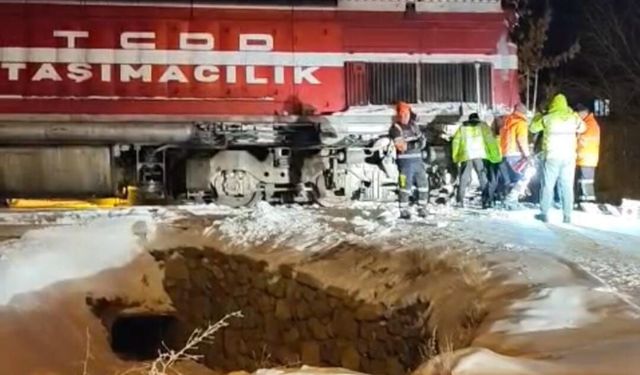 Tatvan’da Tren Lokomotifi Raydan Çıktı