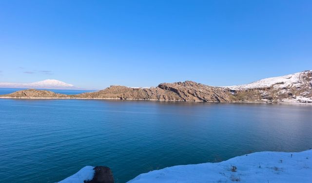 Tatvan’da Dağların Bir Yüzü Yaz, Bir Yüzü Kış