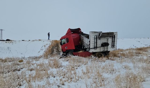 Adilcevaz’da briket yüklü tır devrildi: Sürücü yaralandı
