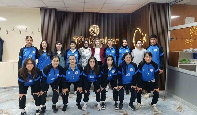 Ağrı'da kadın futbol takımına moral yemeği verildi