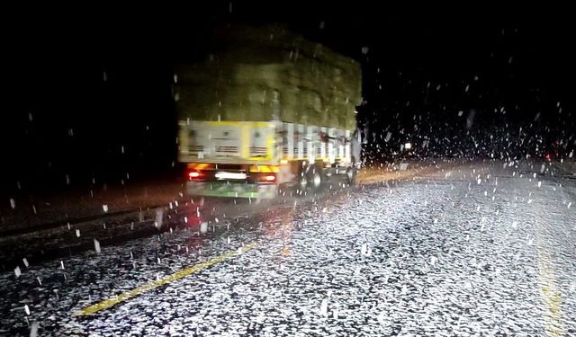 Ardahan'da kar yağışı sürücülere zor anlar yaşattı