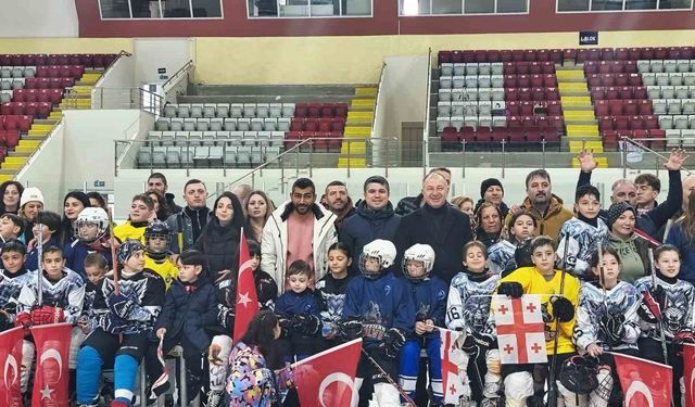 Buz pistinde dostluk rüzgarı esti