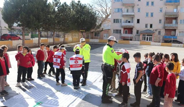 Çayırlı'da öğrenciler trafik güvenliği eğitimi ile bilgilendirildi