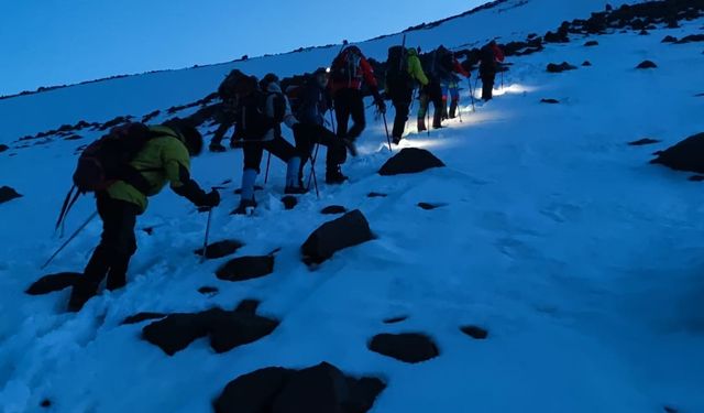 Dağcılar Ağrı Dağı’nda beyaz zirveye doğru yola çıktı
