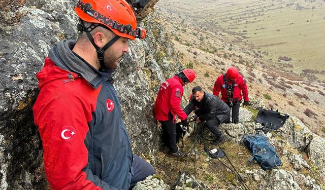 Dağlık arazide mahsur kalan keçilere JAK’tan nefes kesen kurtarma
