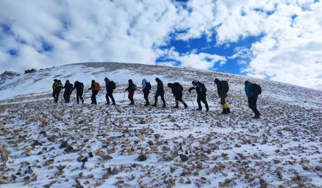 Doğa severler 3 bin 395 rakımlı Vivara Dağı'na tırmandı
