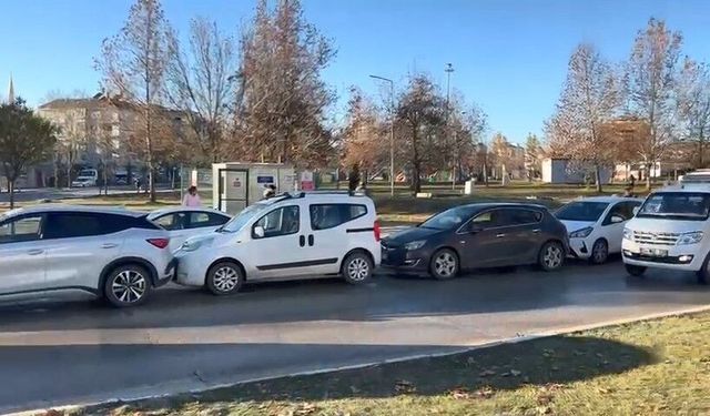 Elazığ'da buzlanan yolda 6 araç kazaya karıştı