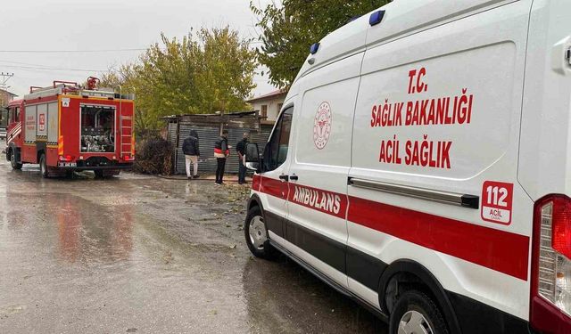 Elazığ'da evin çatısından çıkan yangın korkuttu: 1 kişi dumandan etkilendi