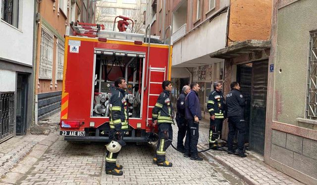 Elazığ'da metruk binada çıkan yangın paniğe neden oldu