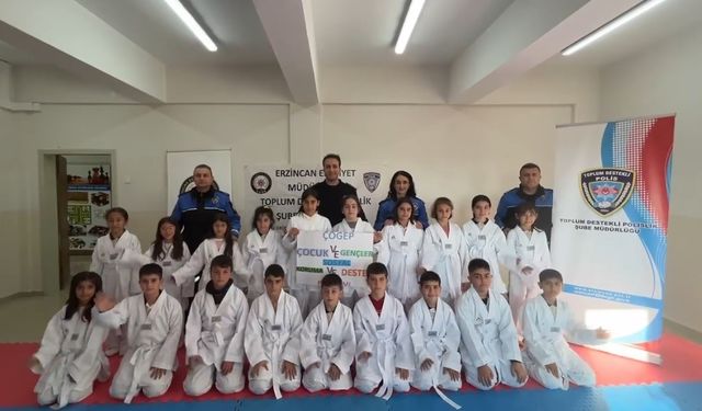 Erzincan'da 'Hep Birlikte Aileyiz' Projesi kapsamında öğrencilere tekvando kıyafeti desteği yapıldı