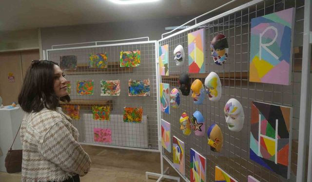 Erzurum’da özel gereksinimli kızların yaptığı eserler Muz Müzesi’nde sergilendi