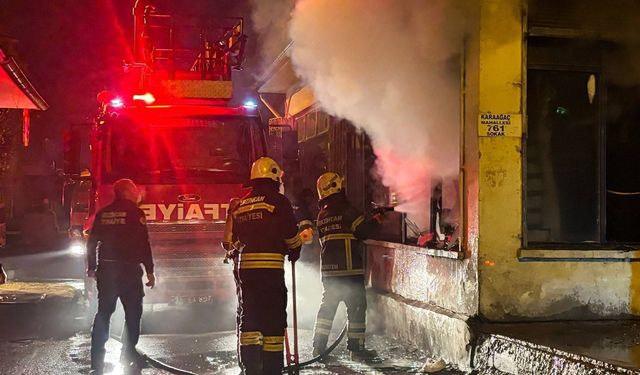 Gece yarısı yangın paniği: İş yerinin kepenk ve camları kırıldı