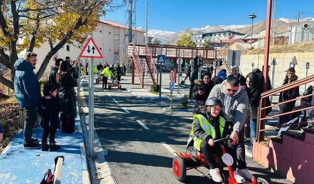 Hakkari polisi özel gereksinimli çocuklarla trafik eğitim parkında bir araya geldi