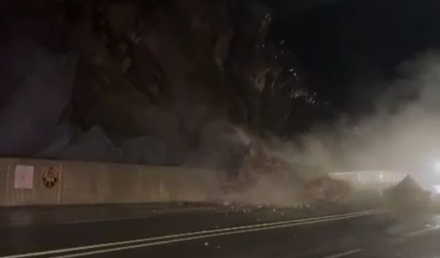 Hakkari-Van yolunda heyelan meydana geldi