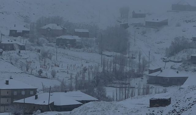 Hakkari’de 43 yerleşim yerine ulaşım sağlanamıyor