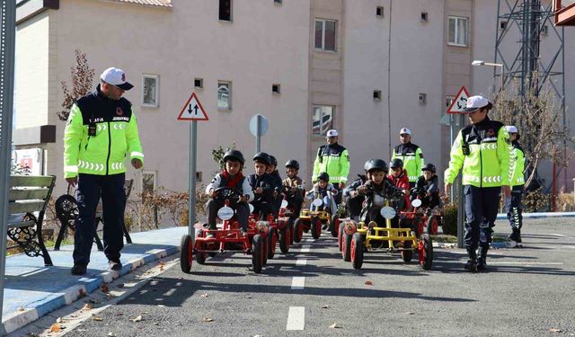 Hakkari'de miniklere trafik bilinci eğitimi
