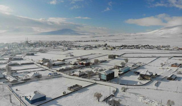 Kars'ta buzlanan yolda tır mahsur kaldı, karayolları ekipleri müdahale etti