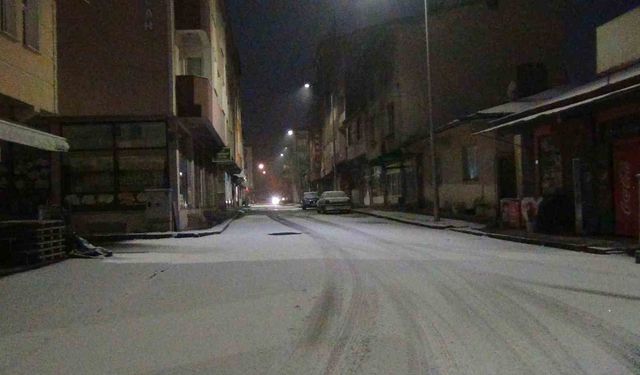 Kars’ta mevsimin ilk karı yağdı