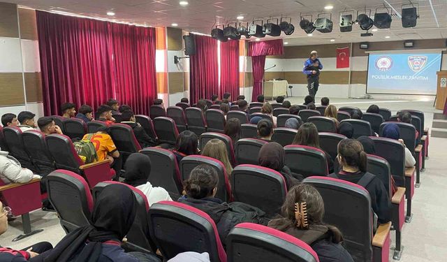 Kars'ta öğrencilere polislik mesleği tanıtıldı