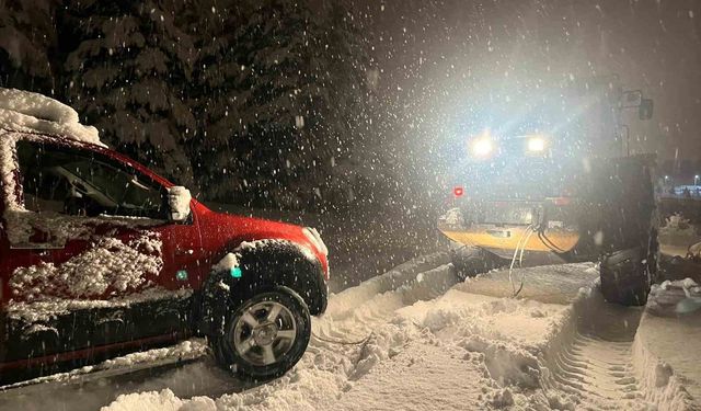 Kars'ta yolda mahsur kalan aracın imdadına ekipler yetişti