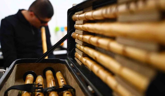 Konservatuvarı dereceyle bitiren görme engelli Mehmet, dört enstrümanla hünerlerini sergiliyor