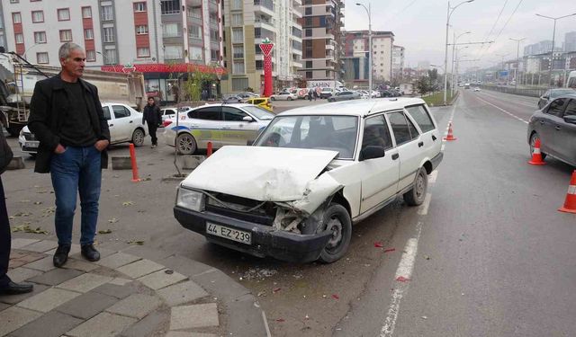 Malatya'da iki otomobil çarpıştığı kazada 2 kişi yaralandı