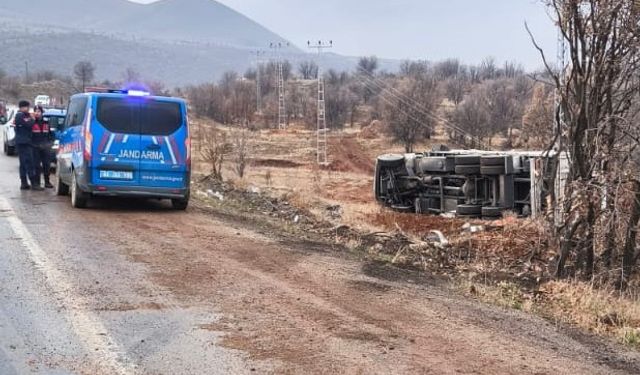 Malatya'da kamyon devrildi: 1 kişi yaralandı