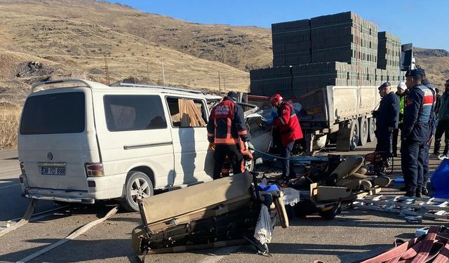 Malatya'da tır ile minibüs çarpıştı, 3 kişi hayatını kaybetti