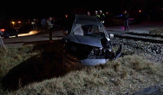 Malatya'da yük treni ile otomobil çarpıştı: 5 kişi yaralandı