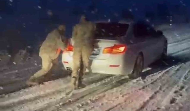 Muş-Bulanık yolunda kar geçit vermedi: Jandarma ekipleri vatandaşın imdadına koştu