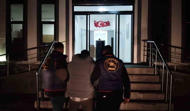 Muş'ta 8 yıl 9 ay kesinleşmiş hapis cezası bulunan firari jandarma tarafından kıskıvrak yakalandı