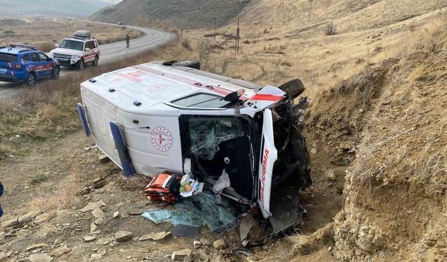 Muş'ta ambulans devrildi: 3 kişi yaralandı