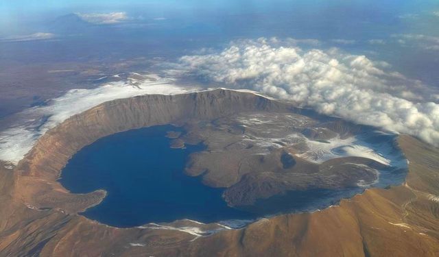 Nemrut Krater Gölünde havadan çekilen görüntü hayran bıraktı